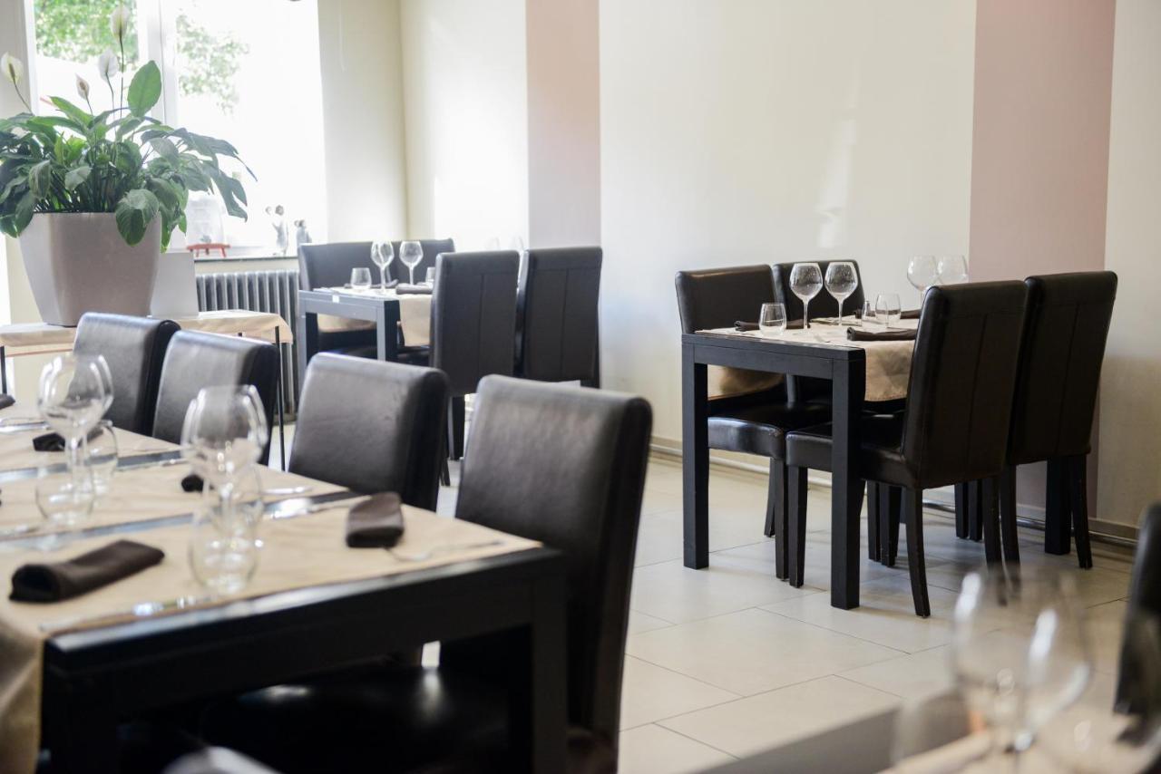 Logis Le Saint Hubert Otel Haybes Dış mekan fotoğraf