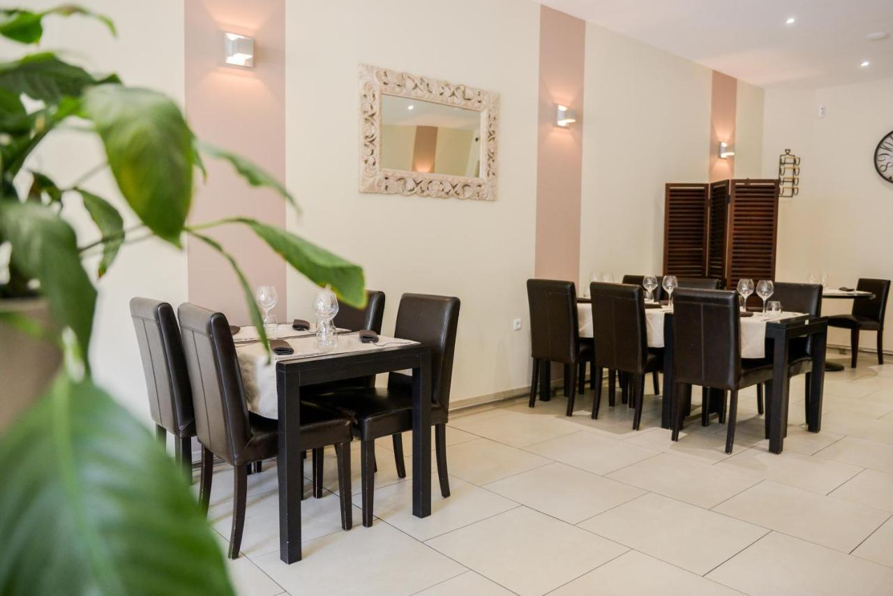 Logis Le Saint Hubert Otel Haybes Dış mekan fotoğraf