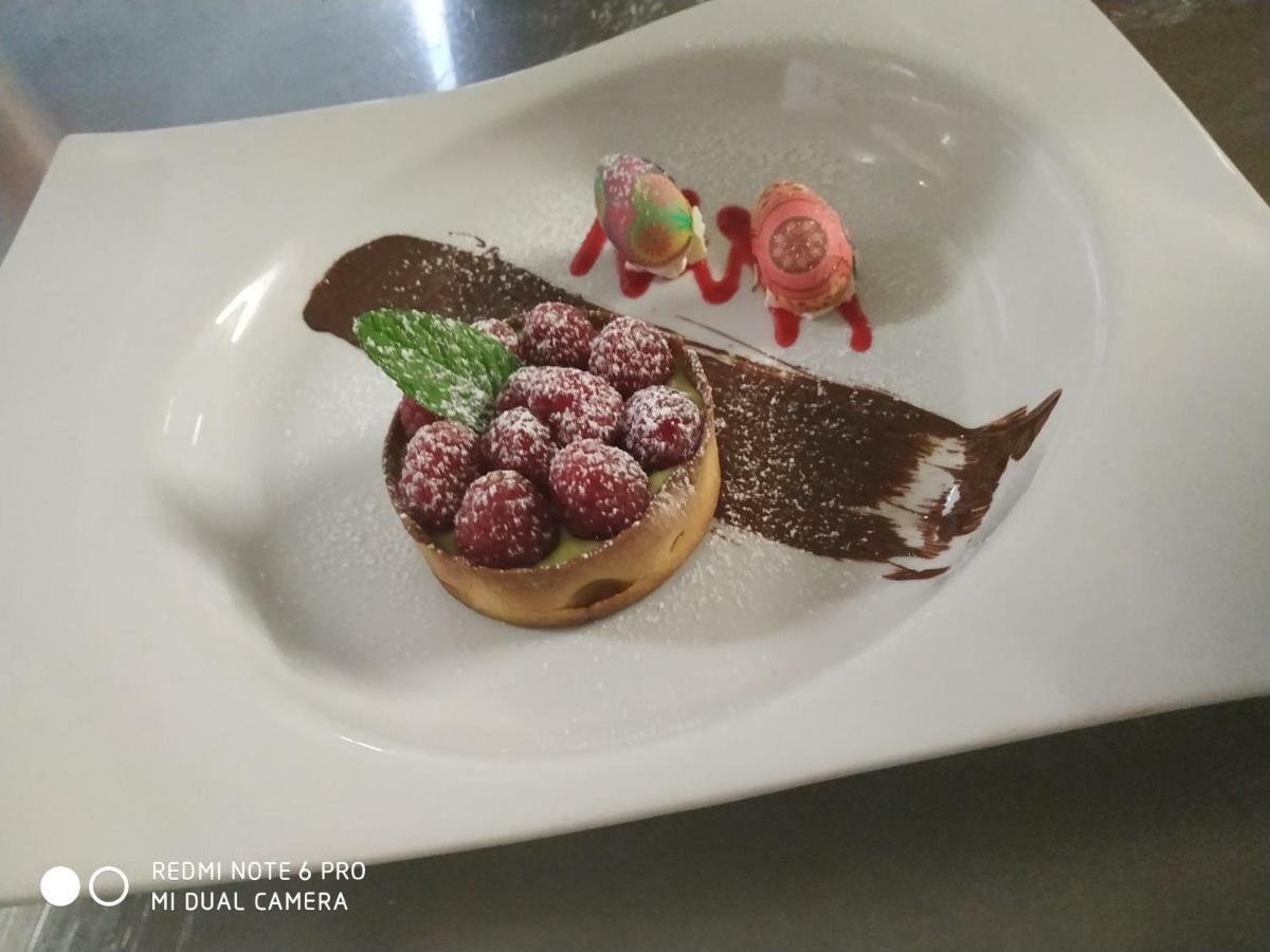 Logis Le Saint Hubert Otel Haybes Dış mekan fotoğraf